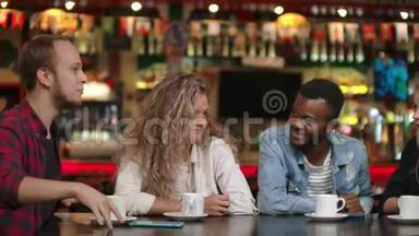 在餐馆和咖啡馆举行<strong>学生会</strong>议。 一个穿衬衫的男人给朋友、两个女孩和一个非裔美国人讲故事