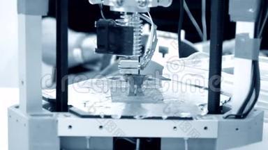 3D打印机工作。 熔融沉积模型，FDM。 3D型打印机