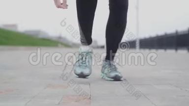 年轻的<strong>健身</strong>女子在公园里系运动鞋<strong>跑鞋</strong>带。