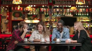 在一家餐馆里，一群快乐的多民族朋友在喝咖啡，<strong>谈论</strong>和<strong>谈论</strong>关于