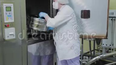 实验室员工装载可蒸金属容器，用于消毒医疗用品..