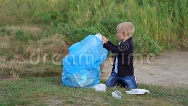一个小男孩在<strong>公园</strong>里的<strong>河边</strong>或湖边的海滩上收集垃圾。