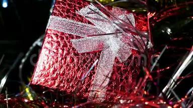 圣诞<strong>红礼盒</strong>.. 树下的漂亮礼物。 新年`的内部。 圣诞树，节日快乐。 圣诞节
