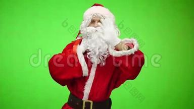 圣诞老人带礼品袋色键绿色屏幕。 圣诞老人身后背着一袋红色的礼物，被隔离在绿色上