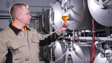 小企业和制造理念.. 啤酒厂在啤酒厂测试啤酒