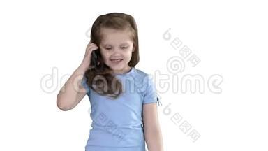 小女生在白色背景下走路时用智能手机打电话。
