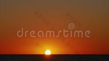 太阳从<strong>海面</strong>升起。 埃及海滩上令人惊叹的红色日出。 橙色的日出和波浪。 黄色炎热的<strong>天空</strong>
