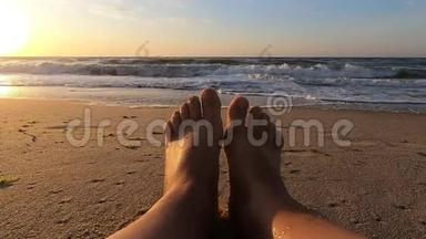 女孩坐在海边，海浪在沙滩上翻滚