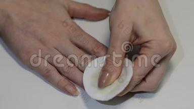 女人用棉垫去除旧指甲油，做手指甲