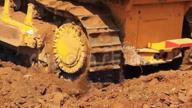 移动推土机的钢毛虫。 采矿业重型机械