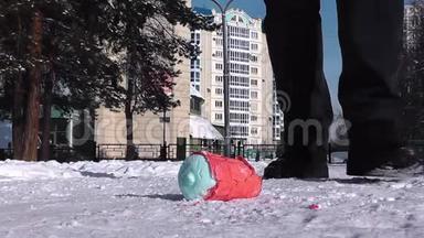 一个人在公园里散步，把躺在路上的冰棍弄碎