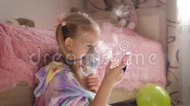 小女孩在家拿着吸入<strong>器</strong>面罩。 生病的孩子通过<strong>雾化器</strong>呼吸。 婴儿使用治疗哮喘或