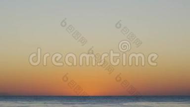 令人惊叹的海滩日出。 橙色的日出和波浪。 黄色炎热的天空覆盖着岛上的海滩。 阳光