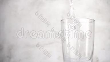 将新鲜水倒入玻璃杯中，动作缓慢。