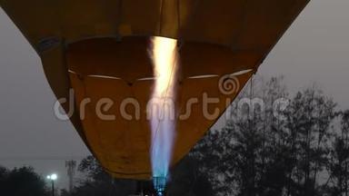 关闭<strong>彩色热气球</strong>中的丙烷气体燃烧机在地面上空飞行的视频
