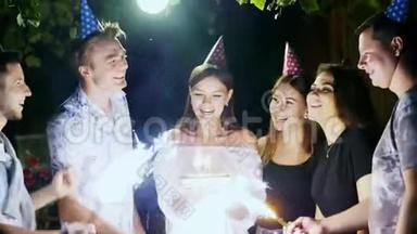 生日派对与朋友，蛋糕和火花，每个人都快乐和跳舞，夜派对