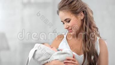 令人<strong>妩媚</strong>快乐的年轻母亲，令刚出生的婴儿感到幸福和快乐