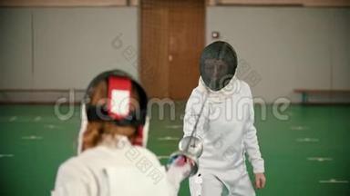 两名年轻女子在学校体育馆训练