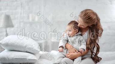 美丽的年轻妈妈抱着小宝宝享受<strong>母爱</strong>