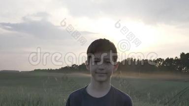 一个天真易受骗的男孩在麦田里看日落时的镜头的肖像