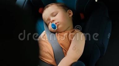 一个小男孩睡在椅子上。 <strong>儿童</strong>`汽车的<strong>安全</strong>系统。