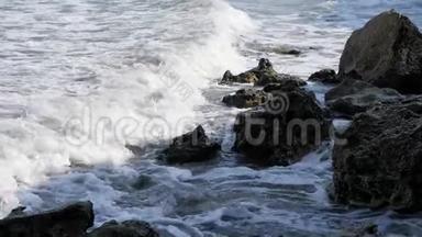 波浪在岸边<strong>折断</strong>。 波浪在岩石上<strong>折断</strong>。