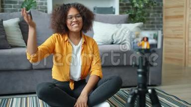 年轻的非裔美国人女士vlogger在家用智能手机录制视频