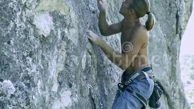 男子攀岩在艰难的运动路线上，攀岩者抓住<strong>小手</strong>和跌倒。
