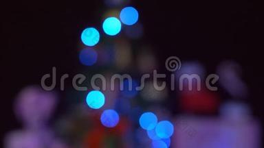 彩色圣诞物品装饰平台的倾斜镜头-节日场景