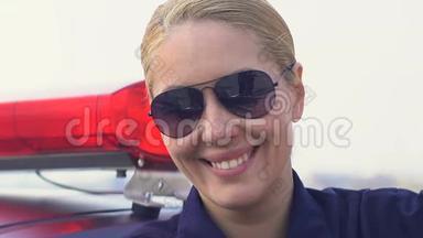微笑友好的女警官戴着眼镜看镜头，社保
