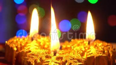 描述：新年和圣诞节庆祝圣诞礼物在大气灯光圣诞装饰与蜡烛