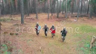 四个骑士穿着全副武装在森林里奔跑