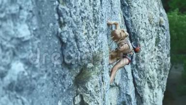 适合身体女孩<strong>攀岩</strong>在艰难的运动路线上，<strong>攀岩</strong>者做一个艰难的动作和跌倒。