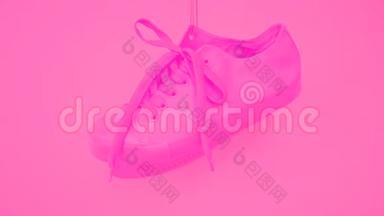 <strong>粉色</strong>女鞋的配对挂在<strong>粉色背景</strong>上。 明亮的玫瑰女`的列车员在绳上闲逛。 时髦的高跷