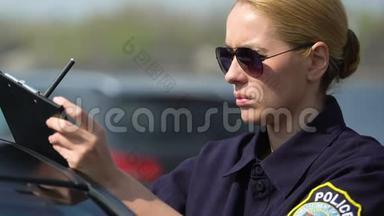 严重巡逻妇女在巡逻车附近进行现场报告，道路事故