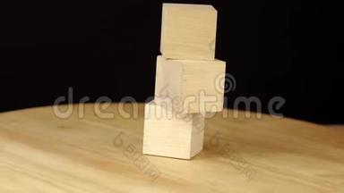 3个木立方体在木平台上旋转360度