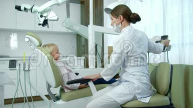 医生调节小病人坐的椅子。