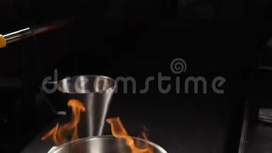 在煎锅上点燃火焰。 干邑点燃，慢动作。 高清高清