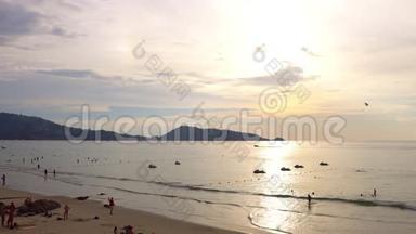 旅<strong>游人</strong>士在泰国普吉岛的巴通海滩放松。
