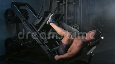 <strong>肌肉</strong>男在<strong>腿部肌肉</strong>的运动训练装置上进行练习。
