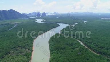 鸟瞰无人机拍摄的美丽的自然风光河流在红树林和高山在Phangnga省泰国。