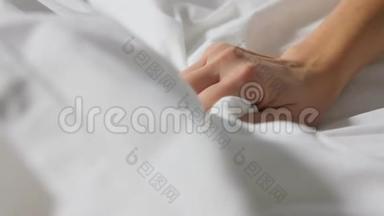 女人用手捏白色<strong>床单</strong>或毯子