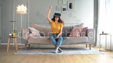 女孩戴着<strong>VR</strong>眼镜<strong>玩</strong>。