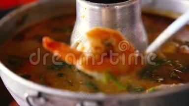泰式大虾辣汤，配柠檬草和蘑菇，标题为任功。 受欢迎的泰国菜辣火锅
