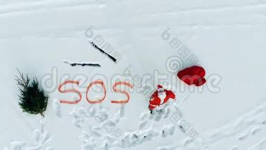 圣诞老人站在雪地里呼救