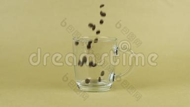 咖啡豆<strong>快速</strong>飞行，透明<strong>玻璃</strong>杯，米色背景。 能源概念