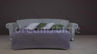 最简约的灰色沙发，带有天然填充物的绿色装饰枕头