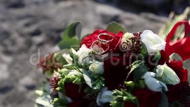 结婚戒指放在美丽的花束上作为新娘的配饰