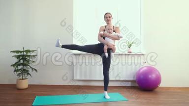 妈妈和宝宝一起锻炼手臂和腿上的肌肉。