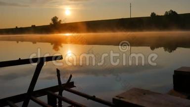剪影木砌在夕阳河上，近水.. 雾气笼罩着江面..